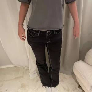 Snygga jeans - Skitsnygga jeans med vita sömmar🖤