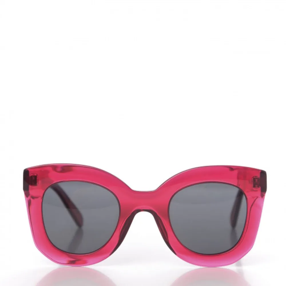 This is an authentic pair of CELINE Acetate Marta Sunglasses CL 41093/S in in Pink. These stylish sunglasses have classic chunky yet sleek translucent pink frames and dark grey tinted lenses. These are stylish sunglasses with a modern and distinctive look. Övrigt.