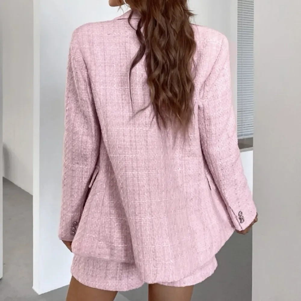 Säljer min jättefina ljusrosa tweed blazer. Helt oanvänd. Köpt för 399 säljer för 280. Pris kan diskuteras 🎀. Jackor.