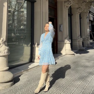 Blå klänning - Klänning från veromoda köpt sommaren - 23. Använd en gång. Säljer då det ej är min stil. Inga tecken på användning.