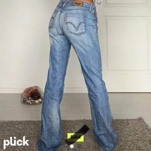 Säljer dessa lågmidjade Levis jeans i modell 572. Dom är jättesnygga så skriv om ni är intresserade. Bilderna är från förra säljaren.❤️ 