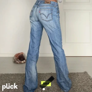 Low waist Levis jeans  - Säljer dessa lågmidjade Levis jeans i modell 572. Dom är jättesnygga så skriv om ni är intresserade. Bilderna är från förra säljaren.❤️ 