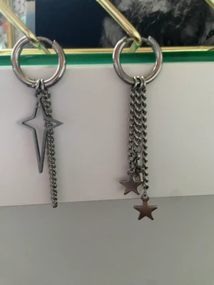 Örhängen  -  Super snygga örhängen från SHEIN använda två gånger kommer inte till användning därför jag säljer dom