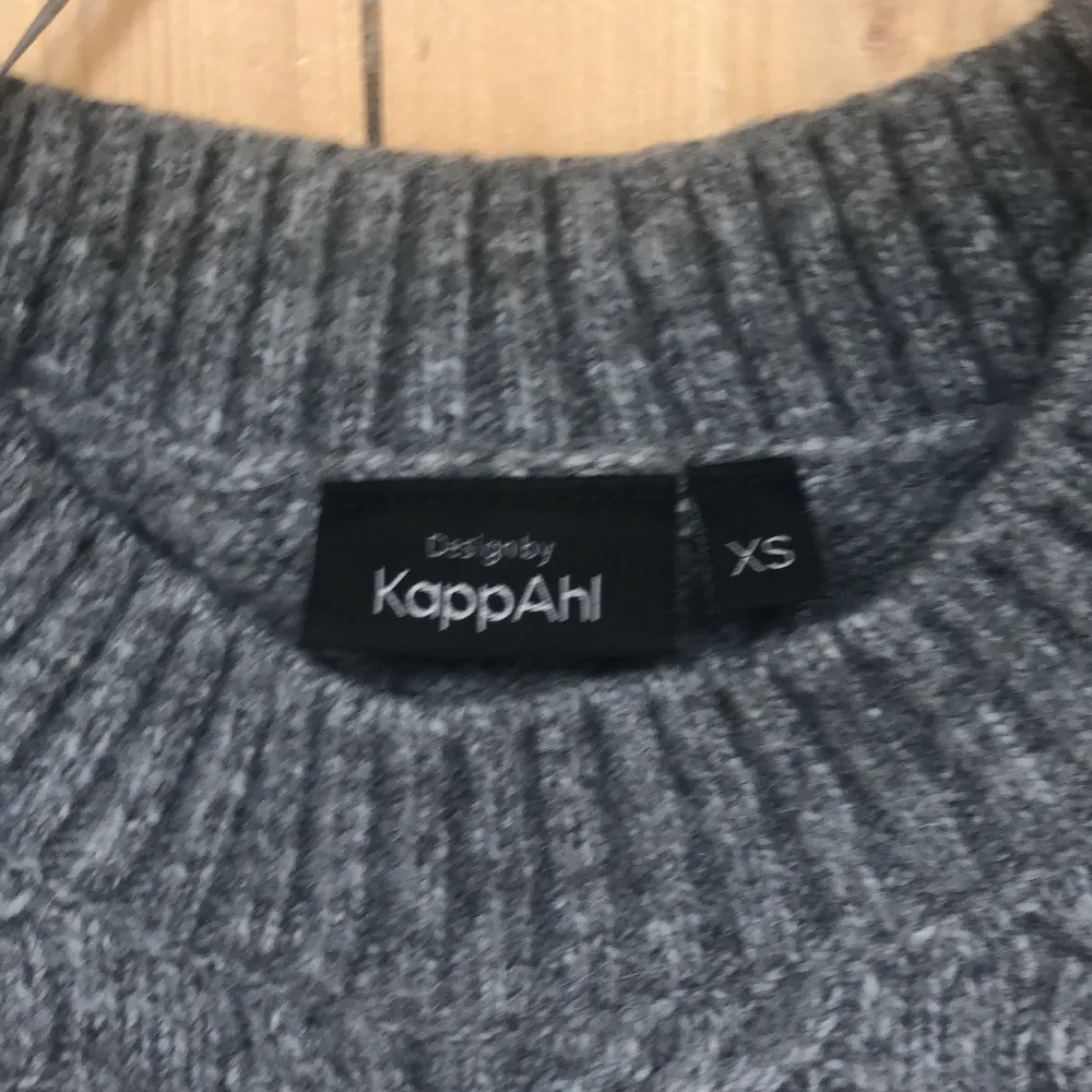 Lite längre stickad tröja från Kappahl i strl XS. Väl använd men ändå i bra skick!. Stickat.