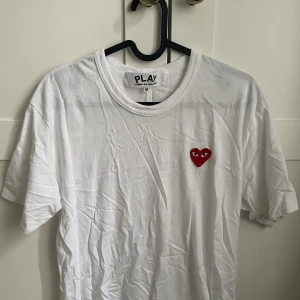 Cdg t-shirt - Tja, säljer nu min vita Cdg t-shirt då jag inte får någon användning av den. Den är i strl M och endast använd ett fåtal gånger, så i bra skick:) Pris kan diskuteras. Hör av dig vid frågor!