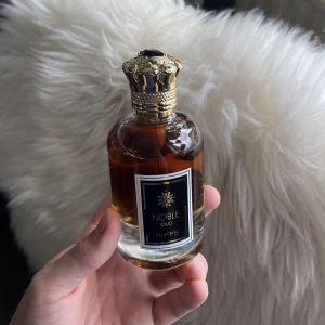 Tobacco Vanille Parfym - Parfym Noble Oud från Underhundra.se som är exakt dupe på Tom Ford’s Tobacco Vanille! Använd 1-2 gånger och är 100 ml. Håller länge! Säljer pga va ingen riktig lukt för mig, men är exakt som Tobacco Vanille!  Köpt för 300 kr vid originalköp:)