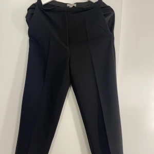 Kostymbyxor  - Säljer dessa snygga kostymbyxor, som sitter såå snyggt på då dom tyvärr blivit försmå för mig. Bra skick då de används fåtal gånger. Storlek 36. Köparen står för frakten!!