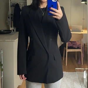 Figursydd kavaj - Figursydd kavaj med indragen midja från Zara. Endast använd ett fåtal gånger. Fint skick. För referens så är jag 163 cm. Passar XS/S