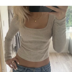 Långärmad topp - ‼️FORTSÄTT BUDA PRIVAT‼️ (vinnaren vill inte köpa) Lånade bilder.  Använd ca 3 gånger, inga skador på den osv