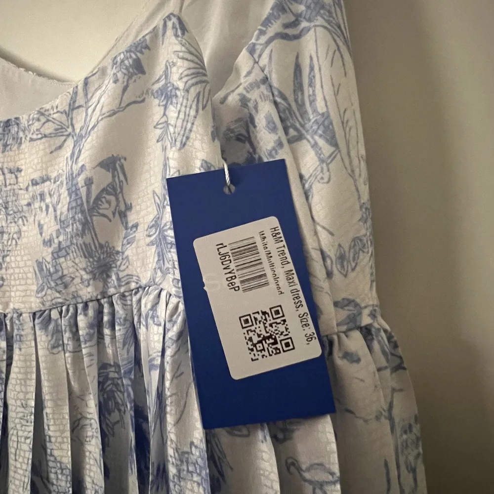 Jättefin långklänning från H&M, köpt från Sellpy och aldrig använd då den var för liten i bysten på mig 💗 Buda från 170kr, köpare står för frakt och kan mötas upp om det är så 💗. Klänningar.