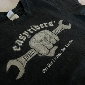 Tröja grafiskt tryck - Säljer tröjan då jag ej använder den längre. Inga defekter 🤎