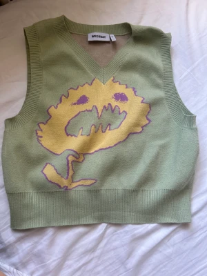 Väst - Gullig väst som är super fin med t.ex en t-shirt under🥰