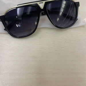 Lv glasögon  - Har köpt nya glasögon o vill sälja dom här som jag inte använder i jätte fint skick är dem ingen ends repa  