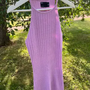 Lika/rosa klänning i virkat material från Asos. Aldrig använd!💖