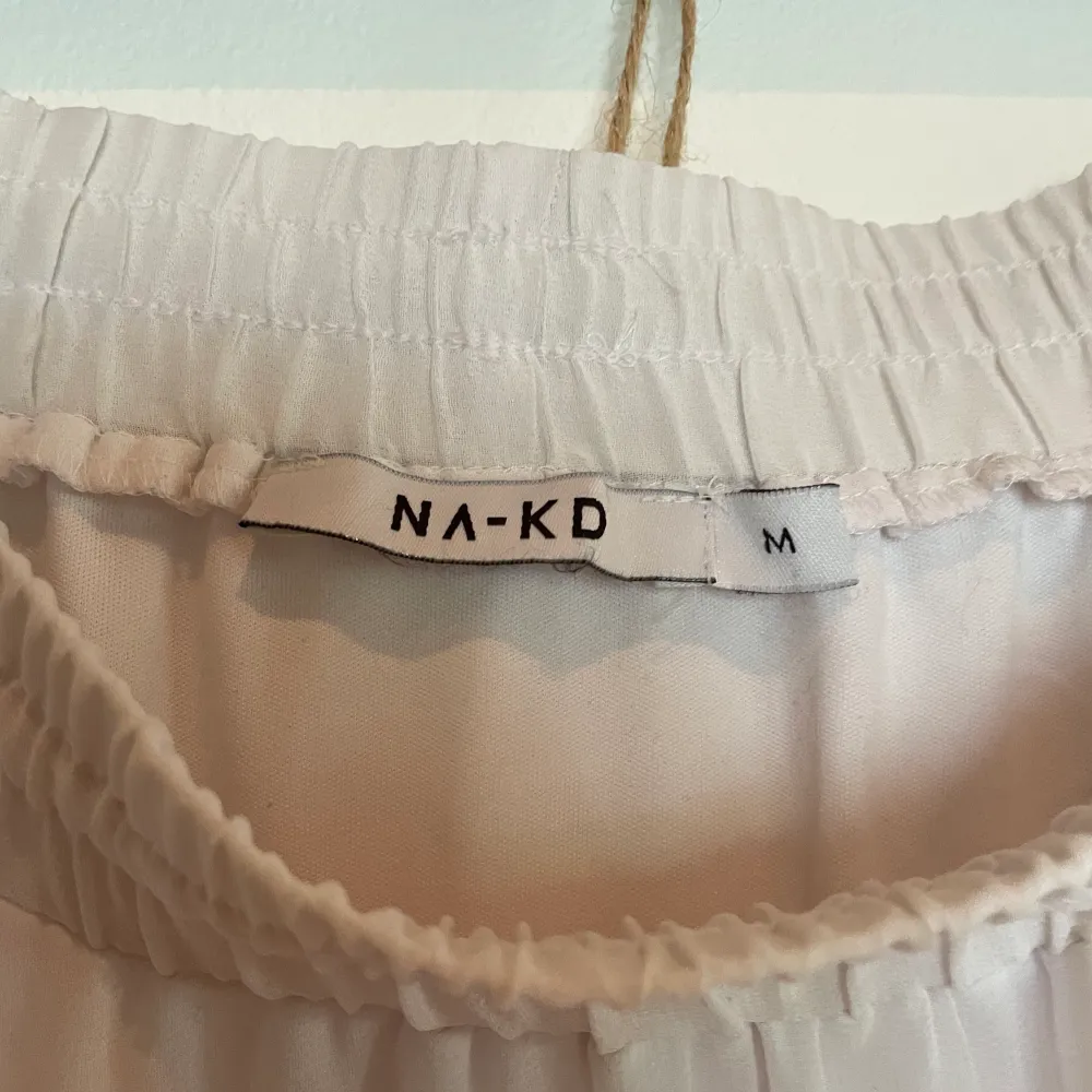 Vit långkjol från NAKD. Underkjol med en överkjol i vit mesh. Överkjilen är lite längre än underkjolen.   Superfint skick. Kjolar.