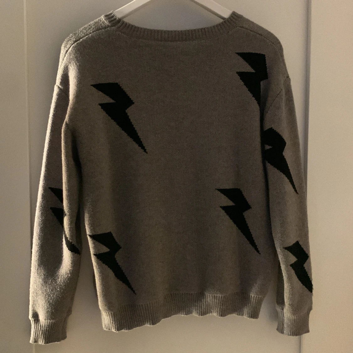 Brun stickad tröja med svarta blixtar på⚡️⚡️ - 90