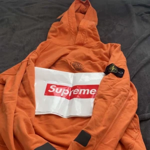 Stone island x Supreme - Tja, säljer nu denna as snygga Stone island x Supreme hoddie då den inte riktigt faller mig i smaken längre. Tröjan är i god skick (8/10)