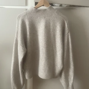 Stickad tröja - Jag säljer denna stickade tröjan ifrån & other stories då jag inte längre använder den. Tröjan är i fint skicka o storlek xs/s