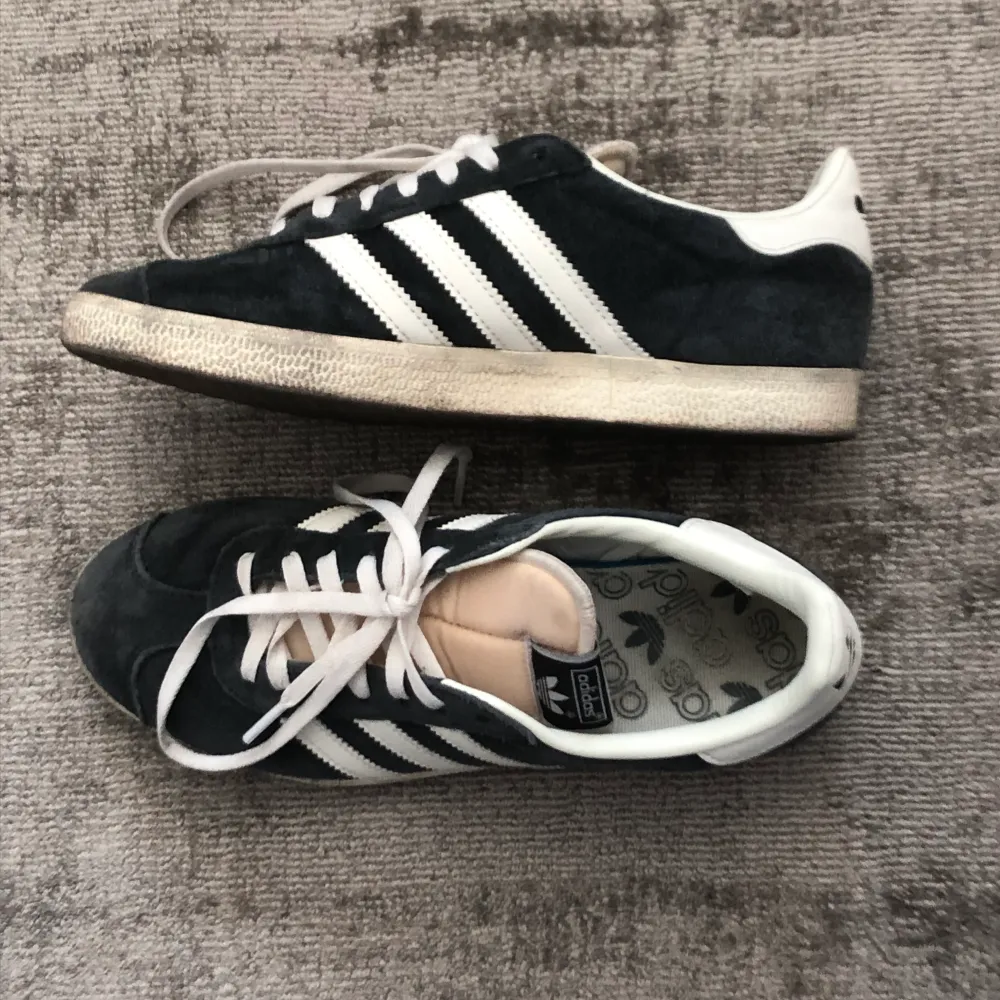 Adidas gazelle sneakers i gott skick.  Använda få gånger så nästan som nya. Mörkblå/grå färg med vita detaljer. Sköna och snygga skor . Skor.