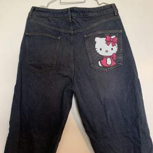 super coola svartblå baggy hello kitty jeans custom made av mig💗 stl M (baggy fit), pris kan diskuteras!