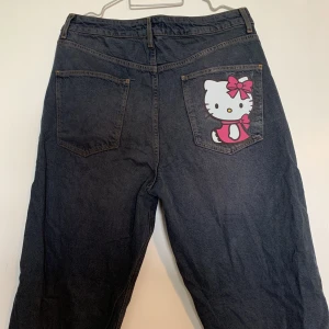 Hello Kitty Jeans - super coola svartblå baggy hello kitty jeans custom made av mig💗 stl M (baggy fit), pris kan diskuteras!