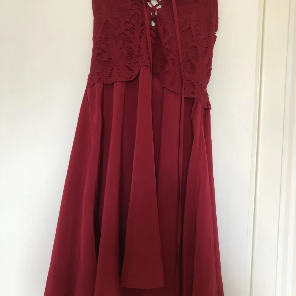 Jätte fin röd klänning, det är xs men funkar som s då man kan knyta den fram. Klänningar.