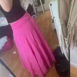 Lågmidjade kjol - Snygg kjol som kan vikas till önskad midja 💗 helt ny med lapp kvar ❤️super fin till sommaren då man ser brunare ut av den ros/neona färgen. Finns även matchande örhängen😊Köpt för 499 kr utomlands. storlek S men stretchig så passar XS - L. Säljer även fler❤️