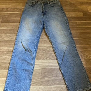 Straigh leg/ raka jeans från Asos  - Raka jeans från Asos  Kommer ner till mina leder, jag är 164  Passar XS och S 