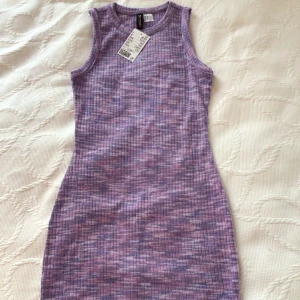 H&M klänning💘😻 - Fin ribbad klänning med stretchigt material! 💞💐 Väldigt skön också🫶🏼 (Lite mörkare färger i värkligheten)🍸 Storlek XS😻🪩 Kostade 149🤙🏼