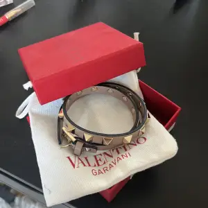 Valentino armband i nyskick använd fåtal gånger. Nypris 3365kr❤️