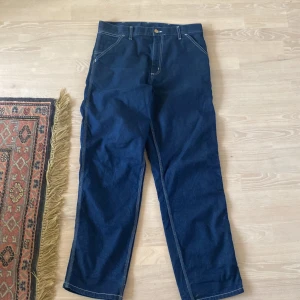 Carhartt jeans  - Säljer dessa väldigt fina carhartt enkla byxjeans i bra skick 7/10. Baggy jeans. OBS. Jag ska flytta snart så jag tar bort Plick. om du är intresserad och vill köpa så gör det så snart som möjligt 😃