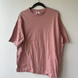 Oversized T-shirt från h&m, storlek S men är som sagt oversized, smutsrosa färg.