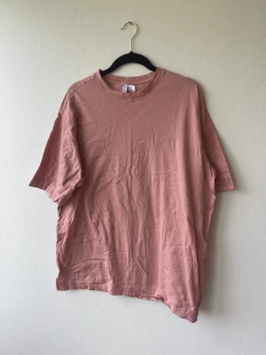 Oversized t-shirt hm - Oversized T-shirt från h&m, storlek S men är som sagt oversized, smutsrosa färg.