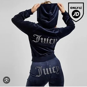 Juicy Couture Diamond set - Säljer pga ingen användning! Skulle säga att materialet är fortfarande väldigt mjukt men det är lite knopprigt vid muddarna. Endast 1 diamant är av och det märks knappt av. Koftan är i stl M och byxorna i stl L