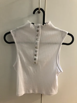 Vitt linne - Ett helt nytt vitt linne jag använt 2 gånger. Hög krage som är supersnyggt med både low waist och high waist byxor 😍