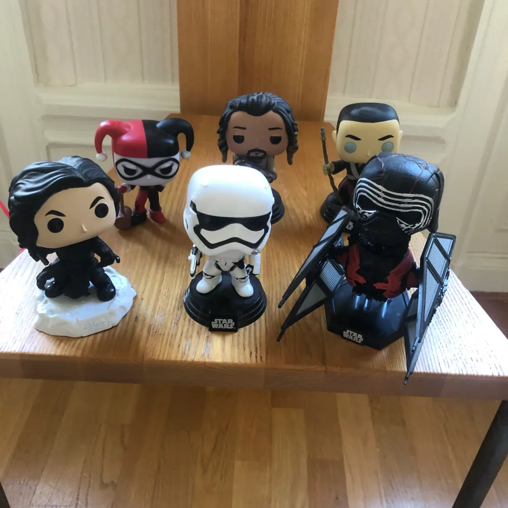 alla utom harley quinn är bobble heads^_^ 25 för alla utom den stora kylo ren som jag säljer för 50kr. Accessoarer.