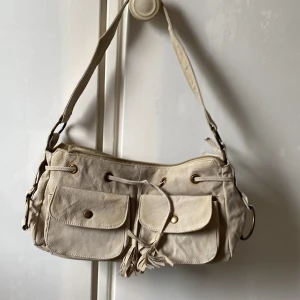 Hand väska - Fin handväska fast den har dock avfärgats på många ställen (rekommendation är att färga den)  