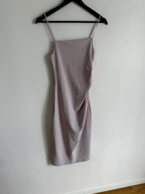 Klänning från Zara - Vit/beige klänning från Zara