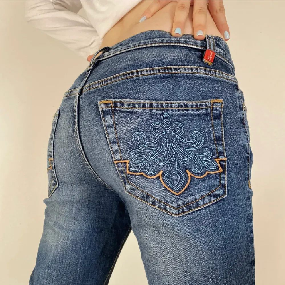 lowwaist lågmidjade jeans med snyggt tryck på bakfickorna. vintage, perfekt bra skick!. Jeans & Byxor.