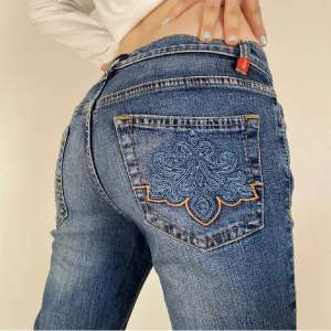 lowwaist lågmidjade jeans med snyggt tryck på bakfickorna. vintage, perfekt bra skick!