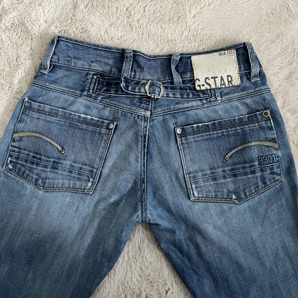 Ascoola lågmidjade jeans med snygga detaljer på baksidan. Innerbenslängden är cirka 75cm och midjemåttet är runt 80cm. . Jeans & Byxor.