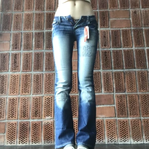 Y2k jeans💍 - Amazing Y2k bootcut jeans 💕 Storlek W28. 79 cm runt midjan, 87 cm i innerbenslängd. 🧚‍♀️ Jag är 177 och har storlek 29. 🍓 Använd gärna köp nu 👑
