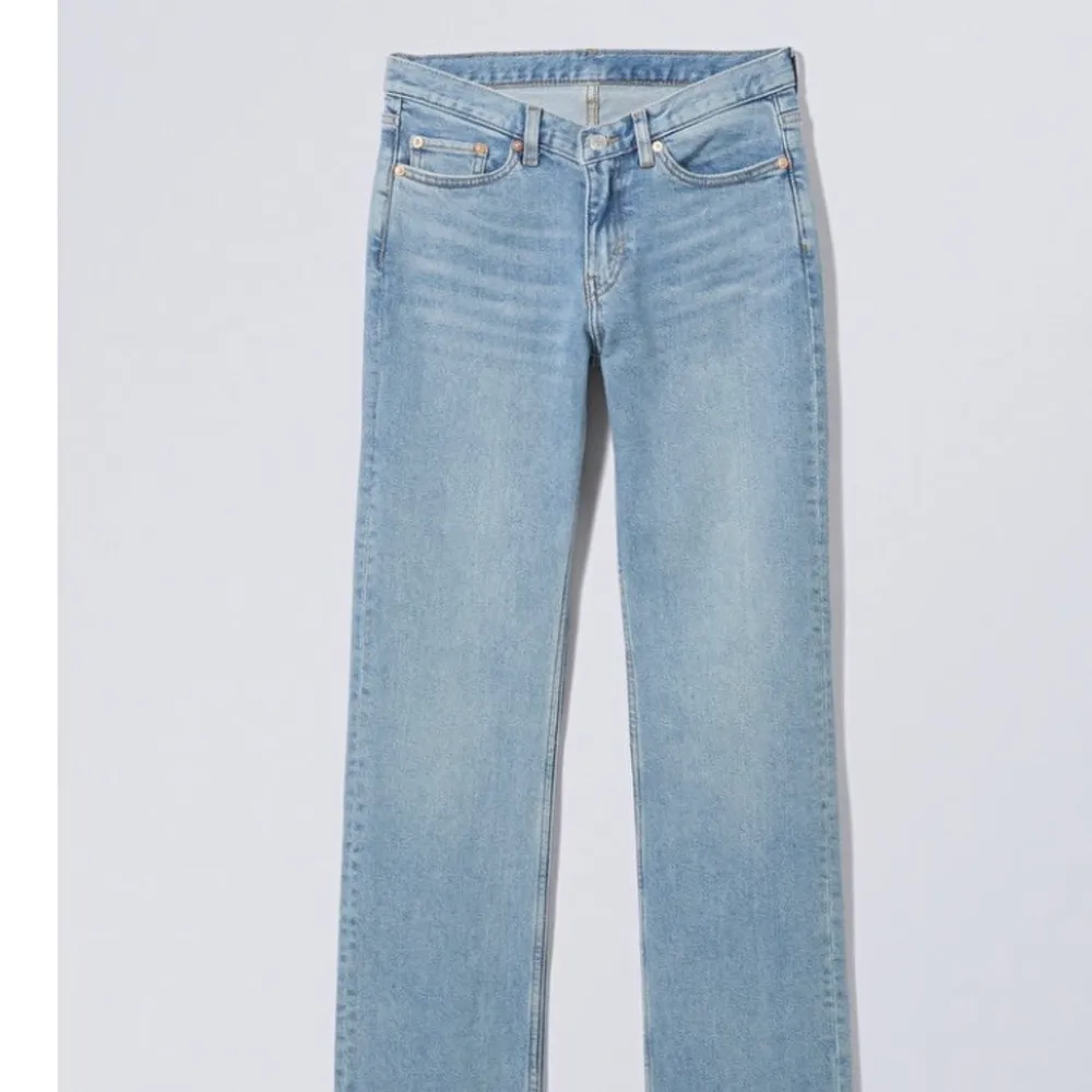 Supersnygga v-formade jeans som dessvärre blivit försmå för mig. Sparsamt använda🌸. Jeans & Byxor.