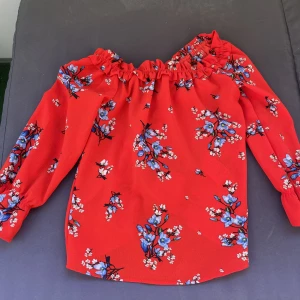 Topp - Off-shoulder topp i storlek 32🦋 hör av er vid minsta intresse eller funderingar 🫶