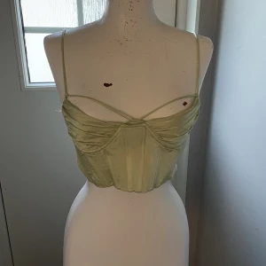 Söt korsett topp - Verkligen så fin korsett från Zara. Ribbad i ryggen och en liten knytning där fram. 