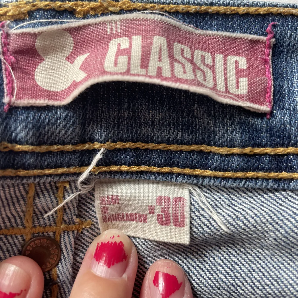 en äldre modell av jeans i märket Classic, strl W30 lågmidjade, osäkert om de är en kvinnlig modell men funkar definitivt ändå!. Jeans & Byxor.