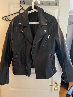 Skinnjacka - Skinjacka från h&m använt cirka 4 gånger. Väldigt bra skick eftersom den knappt är använd.
