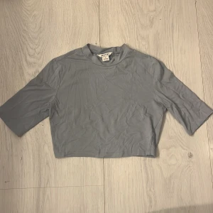 T-shirt  - T-shirt från monki, använd 1-2 ggr 