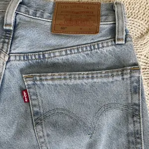 Levis jeans i nyskick (använda en gång) Säljer på grund av fel storlek.  Ordinarie pris 1200 kr
