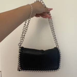 Tiamoväska - En väska från Tiamo. Man kan ha kedjan lång men även göra den till en Axelväska/baguettväska (Se bilder, har vikt kedjan på mitten) Finns även i Grå❤️bud om flera är intresserade